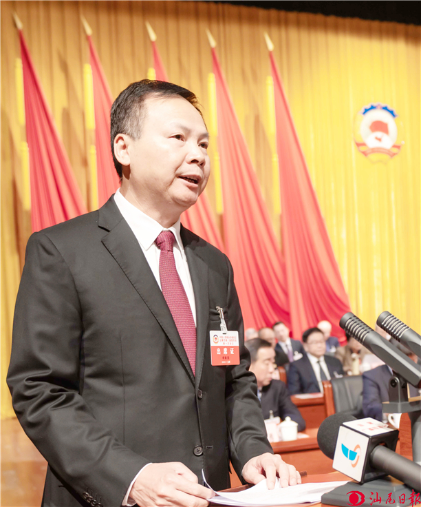 李耿坚作政协常委会工作报告.政协汕尾市八届一次会议现场.