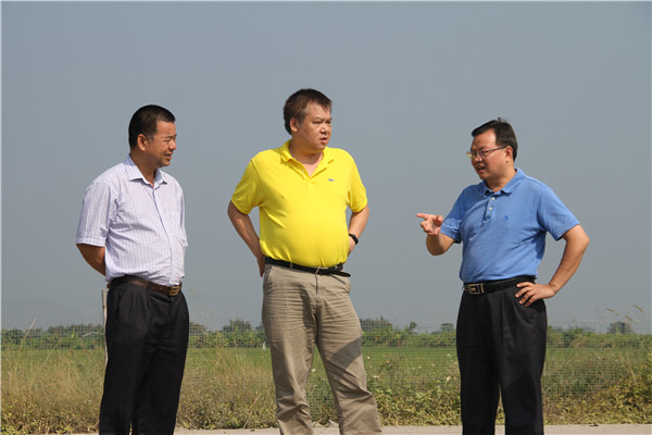 汕尾农垦局党组书记,局长陈光义(右一)介绍近年来垦区大小水项目建设