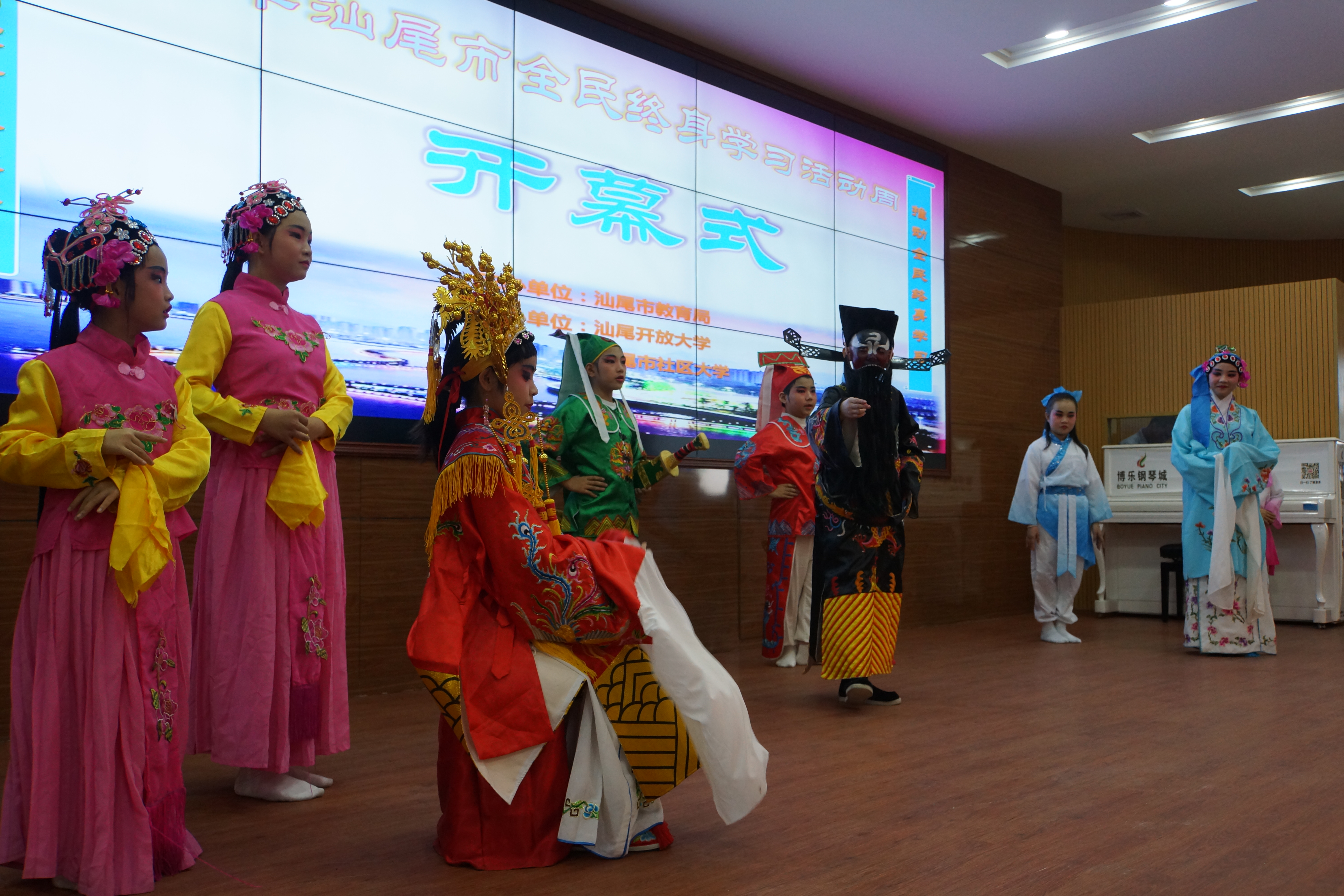 《读中国》   图右:城区新区小学表演白字戏秦香莲选段《三对面》)